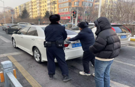 轿车路中抛锚 民警出手相助