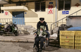 【春雷行动】暮色中的警蓝 民警背轮椅老人上楼回家