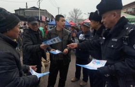 冰城公安：田间流动“警察蓝”  灌溉一片“春耕绿”