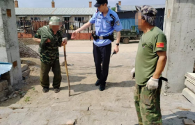 醉酒老人“不知归路” 民警暖心护送回家