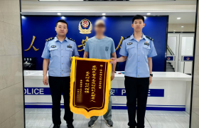 烈日下暖心救助，冰城民警获赠锦旗致谢