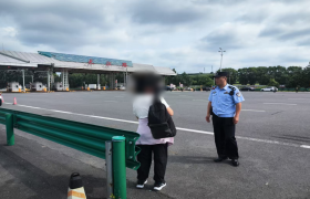 南岗分局长江路公安检查站服务救助  过往车辆和群众