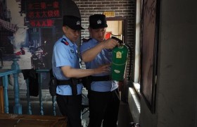 靖宇街派出所张可智：  你在景中游 我在身边守
