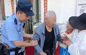 老人意外摔倒 民警暖心守护