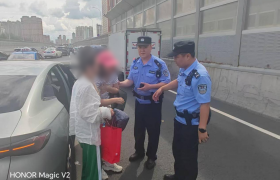 南岗公安雨中“警”色：民警巡逻中处置交通事故诠释为民初心