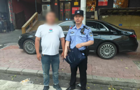 南岗分局民警巡逻中为多名群众找回遗失物品 传递城市温情力量
