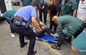老人突发脑梗摔倒 巡逻民警秒变“救护员”