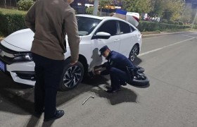路遇爆胎车主急，民警援手显温暖