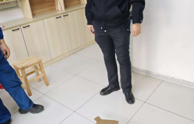 芦家街派出所民警巡逻中救助受伤小狗 警民携手传递城市温情