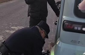 电动车半路“罢工” 民警暖心救援获点赞