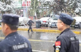 藏蓝巡弋护安宁 警灯闪耀暖民心