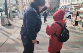 南岗公安分局民警巡逻中暖心服务游客与群众 细微之处彰显警民鱼水情