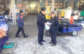 冰面警影：守护冬日安全的“守望者”