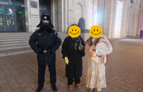 【冬季护游】  冰城寒风骤起 警民温情更盛