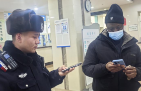 跨文化暖心接力：南岗分局民警巡逻中高效化解外籍留学生背包错拿事件