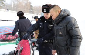 共赴冰雪盛宴 守护平安旅途  冰城公安为冰雪季织密“安全网”