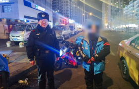 南岗公安分局民警巡逻中暖心守护救助倒地骑手 传递城市温情