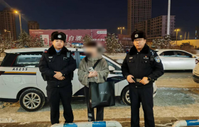 南岗分局民警巡逻中暖心服务传递城市温度