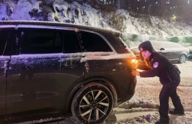 南岗分局民警巡逻中暖心救助被困车辆 守护群众平安出行