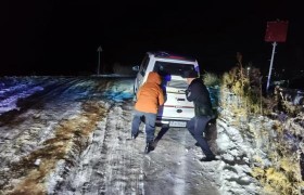 寒夜暖心事 民警援手解困忧