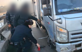 元旦坚守暖人心：南岗分局民警巡逻中快速处置货车爆胎保畅通