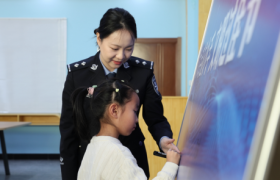 小手拉大手 警营话安全  冰城公安开展烟花爆竹安全主题宣讲  警营开放日活动