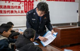 平安宣传进村屯 童心童语筑防线——香坊分局组织开展“小手拉大手”安全宣传进村屯活动