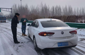 雪天执勤暖人心！南岗分局长江路检查站民警及时伸援手，守护平安出行路