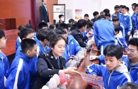 零距离围观“毒”真面目！  冰城公安把仿真课堂搬进校园