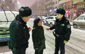 雪夜中的守护 冰城巡逻民警快速救助  一名走失老人
