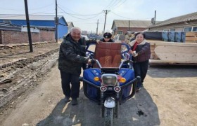 一次推车暖民心 冰城民警及时帮助群众脱困