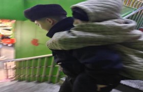 老人突发低血糖  民警及时救助送其回家