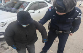 南岗分局民警巡逻中及时救助走失阿尔兹海默症老人