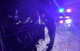 风雪夜中的“守护伞”：通河公安暖心救助大棚农户