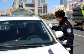 斑马线前停一停 冰城处处见文明