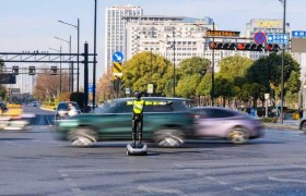 机器人交警“上岗”  平安产险浙江分公司来护航