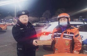 暖心一幕 冰城民警快速帮助快递小哥找回丢失快递