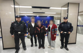 七旬老人路边突发不适 民警巡逻中暖心救助平安归家