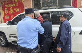 巡逻路上遇走失老人 暖心民警护送回家