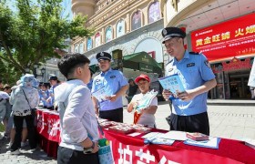 欢乐六一 法治开讲  冰城公安开展儿童节主题宣传活动