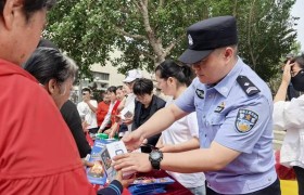 通河公安上街普法 守住群众养老钱袋子