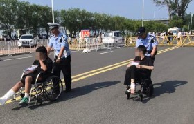 暖心护航中考！通河民警护送轮椅考生温情赴考