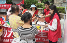 金融教育宣传周∣鼎和保险贵州分公司进社区 把金融“安全感”送到居民家门口