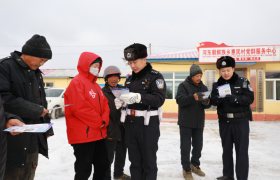 冰城交警：风雪中的“路面管家”