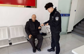 巡逻途中的暖心发现：雪堆里捡回“看病卡”