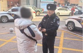 南岗公安分局民警巡逻中将帮助群众寻回失物