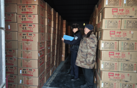 拧紧“安全阀” 冰城警方开展烟花爆竹 储存仓库安全检查