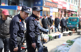 流动警务护集市 烟火深处守平安