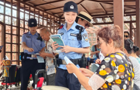 冰城公安：“板凳微课堂” 把反诈知识送到老人身边