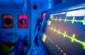 60岁男子与女子在车内发生亲密行为猝死，家属起诉女方索赔32万余元被驳回